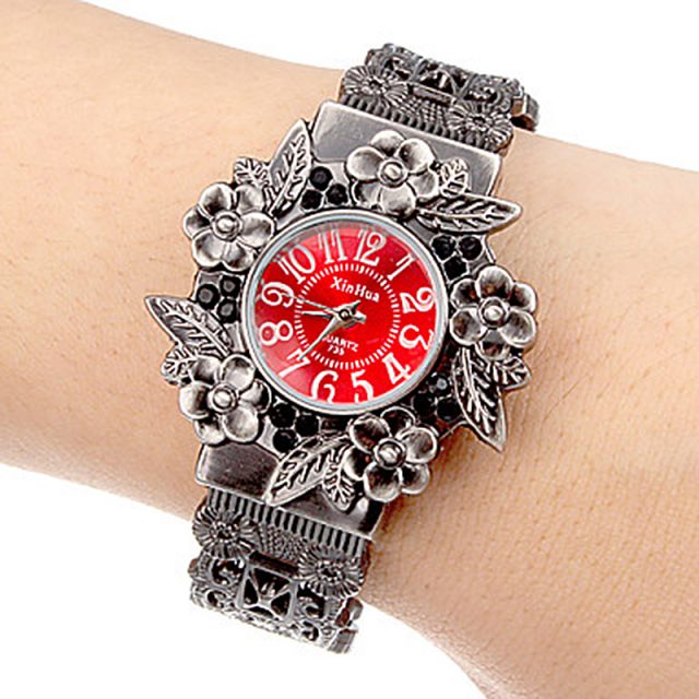 Women’s Carved Steel Bracelet Watch